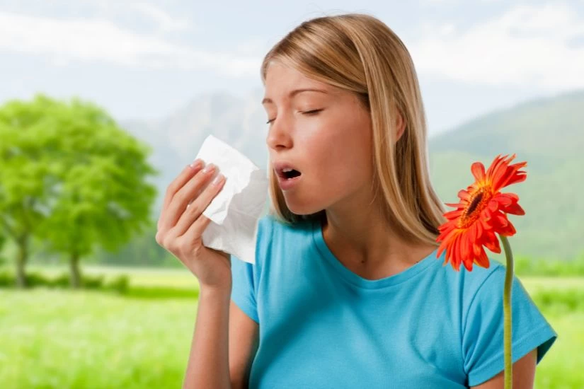 Devojka alergična na polen kija u maramicu.