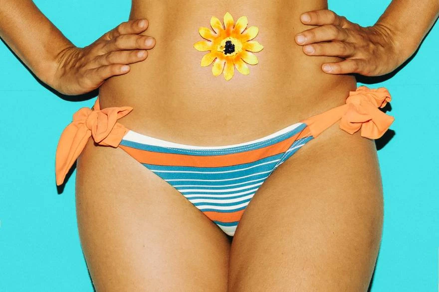 Devojka u bikiniju
