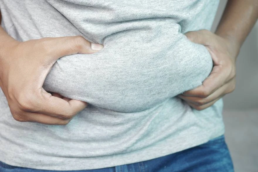 Gojazna osoba se drži za stomak