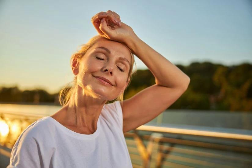 Žena u menopauzi se drži za čelo.