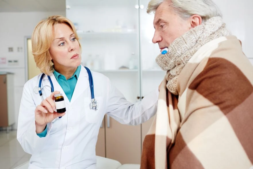 Doktorka daje pilule za tremor pacijentu